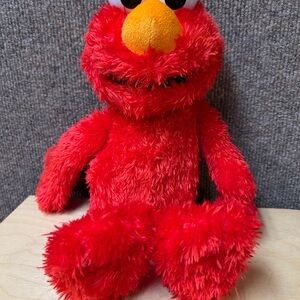 Shaggy‎ Red Tickle Me Elmo 2016 shakes, wiggles, and giggles, Plush Toy 14”